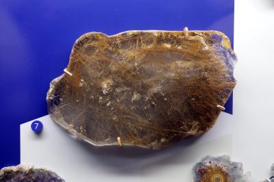 금홍석 함유물이 포함된 석영