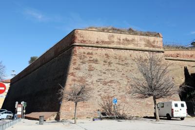 마조르크 왕궁, 성벽과 입구 12