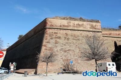 마조르크 왕궁, 성벽과 입구