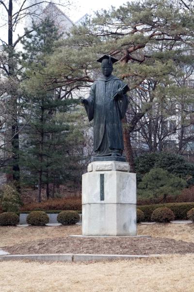 이화여자대학교, 김활란 동상