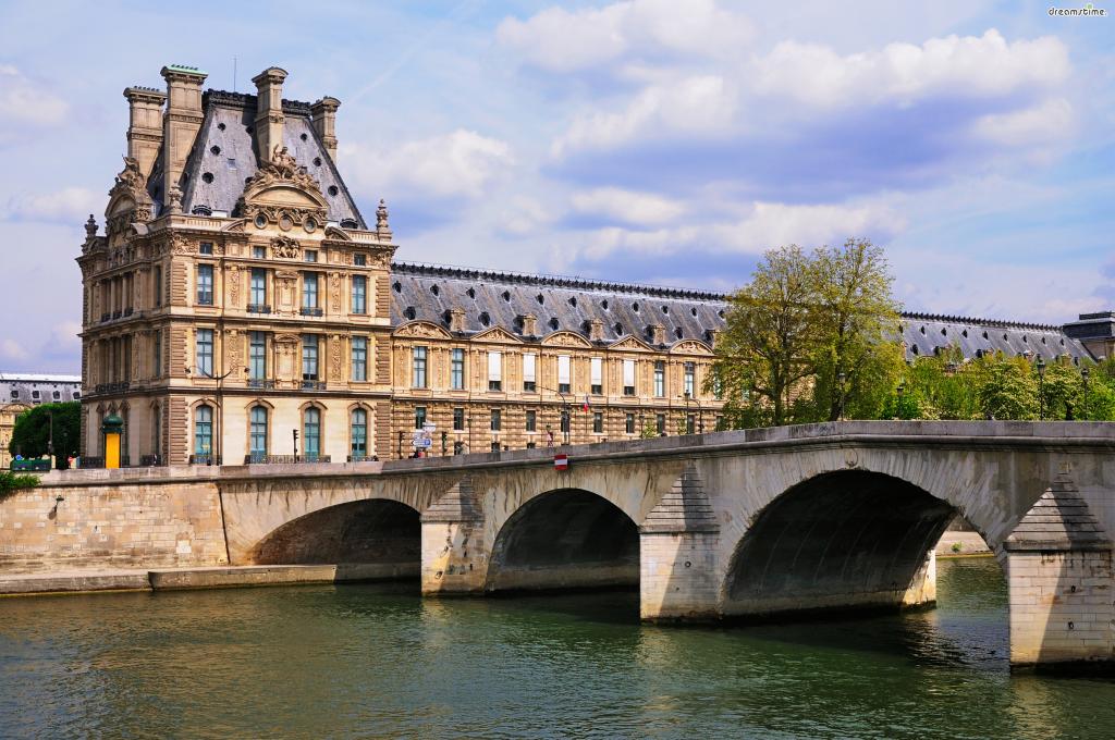 [4] 주소 및 위치

34 quai Louvre 75001 PARIS

지하철&nbsp;1호선 Palais-Royal-Mus&eacute;e du Louvre역 하차.

튈르리 정원과 센강이 인근에 있어 산책하기에도 좋다.
