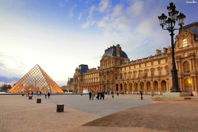 [3] 상징물

유명한 미술관 입구에는 상징물이 되는 대표 조각상이 있기 마련.

루브르미술관 앞에는 유리로 된 길이 220m, 폭 110m의 피라미드가 있다.

루브르 피라미드(Louvre Pyramide)라 불리는 이 유리 피라미드는

1981년 프랑수아 미테랑 대통령의 '대 루브르 계획(Grand Louvre)'에 의해

1989년 처음 대중 앞에 선보여졌다. 
