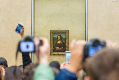 [8] 대표 소장품 1

루브르미술관의 가장 대표적인 소장품, 레오나르도 다빈치의 《모나리자(Mona Lisa)》.

이 때문에 루브르미술관은 소설과 영화로 만들어진 『다빈치 코드』의 주요 무대가 되기도 했다.
