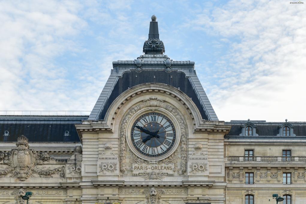 파리만국박람회에서 오르세역은 파리와 오를레앙을&nbsp;연결하는

프랑스 최초의 전기화된 철도를 선보이는 훌륭한 무대가 되었다.

시계탑 밑에 있는 &#39;파리-오를레앙&#39; 표기는&nbsp;이런 이유 때문.&nbsp;
