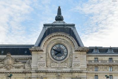 파리만국박람회에서 오르세역은 파리와 오를레앙을 연결하는

프랑스 최초의 전기화된 철도를 선보이는 훌륭한 무대가 되었다.

시계탑 밑에 있는 '파리-오를레앙' 표기는 이런 이유 때문. 
