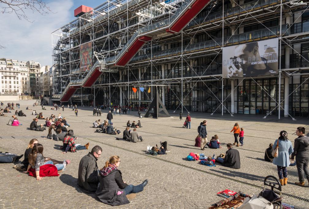 [4] 주소 및 위치

Place Georges-Pompidou, 75004 Paris

지하철 12호선&nbsp;Rambuteau역에서 도보 3분 거리

퐁피두센터 앞 광장에서는 누구나 편하게 앉아 시간을 보낼 수 있다.

