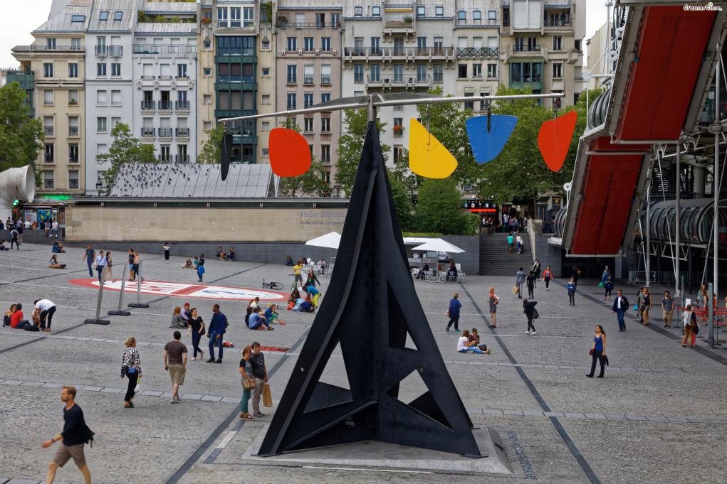 [3] 상징물

퐁피두센터 입구 앞 광장에는 키네틱아트의 선구자로 불리는&nbsp;미국의 조각가

알렉산더 칼더(Alexander Calder)의 작품&nbsp;&#39;수평선(Horizon)&#39;이 자리하고 있다.

그 역시 과거 퐁피두센터에서 개인 전시를 가진 바 있다.
