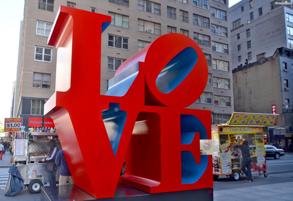 모마와 도보로 몇 분 떨어지지 않은 곳에 유명한 LOVE 조각상이 있다.

모마의 상징은 아니지만 뉴욕 맨해튼의&nbsp;상징이 되는 기념비적인 조각상으로,

모마에 방문한다면 반드시 함께 가보아야할 포토존으로 꼽힌다.

위치:&nbsp;W 55th St &amp;, 6th Ave, New York, NY 10019
