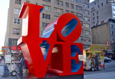 모마와 도보로 몇 분 떨어지지 않은 곳에 유명한 LOVE 조각상이 있다.

모마의 상징은 아니지만 뉴욕 맨해튼의 상징이 되는 기념비적인 조각상으로,

모마에 방문한다면 반드시 함께 가보아야할 포토존으로 꼽힌다.

위치: W 55th St &, 6th Ave, New York, NY 10019
