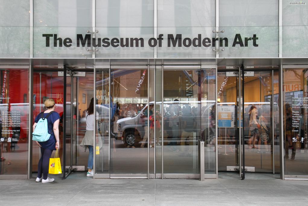 [1] 수식어

세계에서 가장 많은 사람들이 방문하는 현대미술관,

현대미술계에서 가장 권위있는 곳인&nbsp;뉴욕현대미술관은

The Museum of Modern Art의&nbsp;줄임말인

&#39;MoMA(모마)&#39;라는 애칭으로 우리에게 더 잘 알려진 곳이다.
