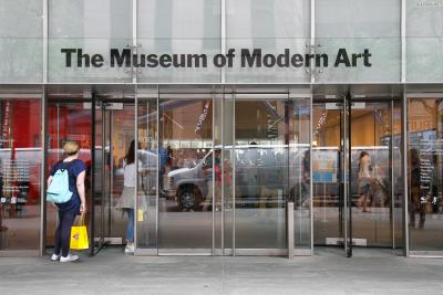 [1] 수식어

세계에서 가장 많은 사람들이 방문하는 현대미술관,

현대미술계에서 가장 권위있는 곳인 뉴욕현대미술관은

The Museum of Modern Art의 줄임말인

'MoMA(모마)'라는 애칭으로 우리에게 더 잘 알려진 곳이다.
