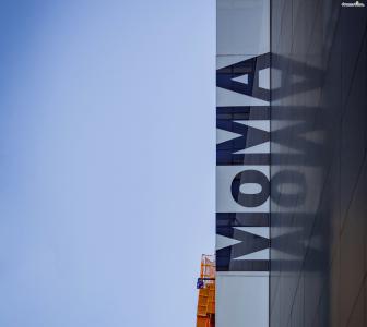 [3] 상징물

깔끔한 폰트가 인상적인 모마의 상징 MoMA 로고.

1964년 모마의 아이덴티티 디자인을 맡은 이반 체르마예프에 의해 만들어졌으며

그는 내셔널지오그래픽, 신세계백화점 등의 로고를 작업한 세계적인 그래픽디자이너다.
