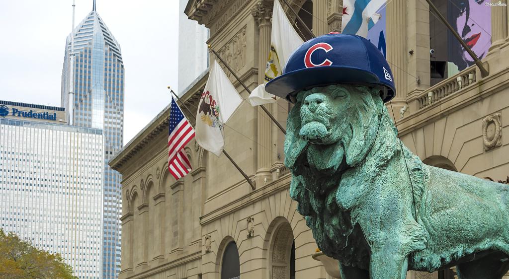 시카고를 대표하는 미술관의 상징인만큼,

시카고에 큰 행사가 있을 때마다 행사 콘셉트에 맞게 사자들이 꾸며진다.

운이 좋다면 사자들이 야구 모자나 하키 헬맷을 쓰고 있는 모습을 볼 수&nbsp;있다.
