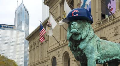 시카고를 대표하는 미술관의 상징인만큼,

시카고에 큰 행사가 있을 때마다 행사 콘셉트에 맞게 사자들이 꾸며진다.

운이 좋다면 사자들이 야구 모자나 하키 헬맷을 쓰고 있는 모습을 볼 수 있다.
