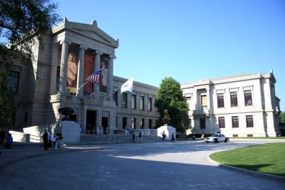 시카고, 메트로폴리탄 미술관과 함께 '미국 3대 미술관'으로 꼽히기도 하며

하버드대학교, 매사추세츠공과대학교(MIT)와 함께 보스턴의 대표 관광 명소로 알려져 있다.

Museum of Fine Arts, Boston의 머리글자를 따서 'MFA'라고 부르기도 한다.
