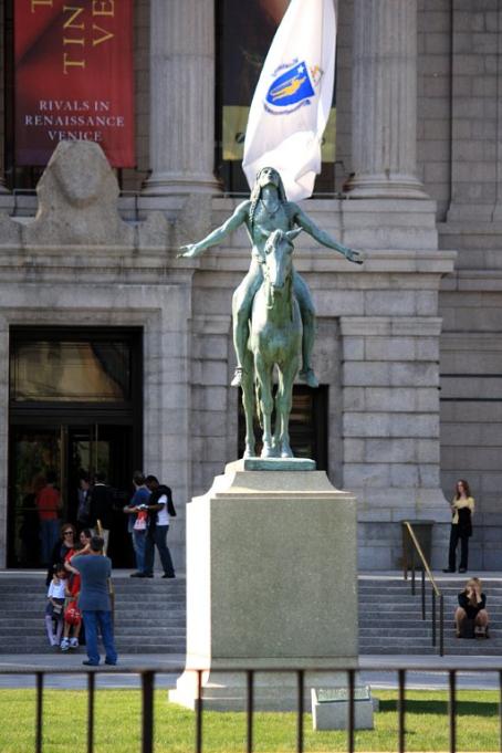 [3] 상징물

미술관 입구에 위치한 이 청동 인디언 동상은

미국 조각가 사이러스 에드윈 달린의 1909년 작 《부족 주신에의 호소》로,

1909년 파리 살롱에서 금메달을 수상한 뒤 1912년 이곳 보스턴미술관으로 옮겨졌다.

이 조각상은 비치보이즈의 레이블 Brother Records의 로고로 쓰이기도 했다.
