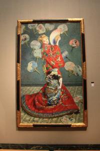 [8] 대표 소장품1

보스턴미술관에서 가장 유명한 작품 하나를 꼽으라면

바로 이 그림, 클로드 모네의 《기모노를 입은 카미유》다.

사진 속 여인은 모네의 아내인 카미유로, 이 그림이 그려지고나서

3년 뒤 사망했다고 알려져 있다. 원제는 《La Japonaise》.

