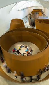 [10] 대표 소장품3

구겐하임 빌바오 미술관 내부의 대표 소장품으로 꼽히는

미국 조각가 리처드 세라의 《시간의 문제(The Matter of Time)》.
