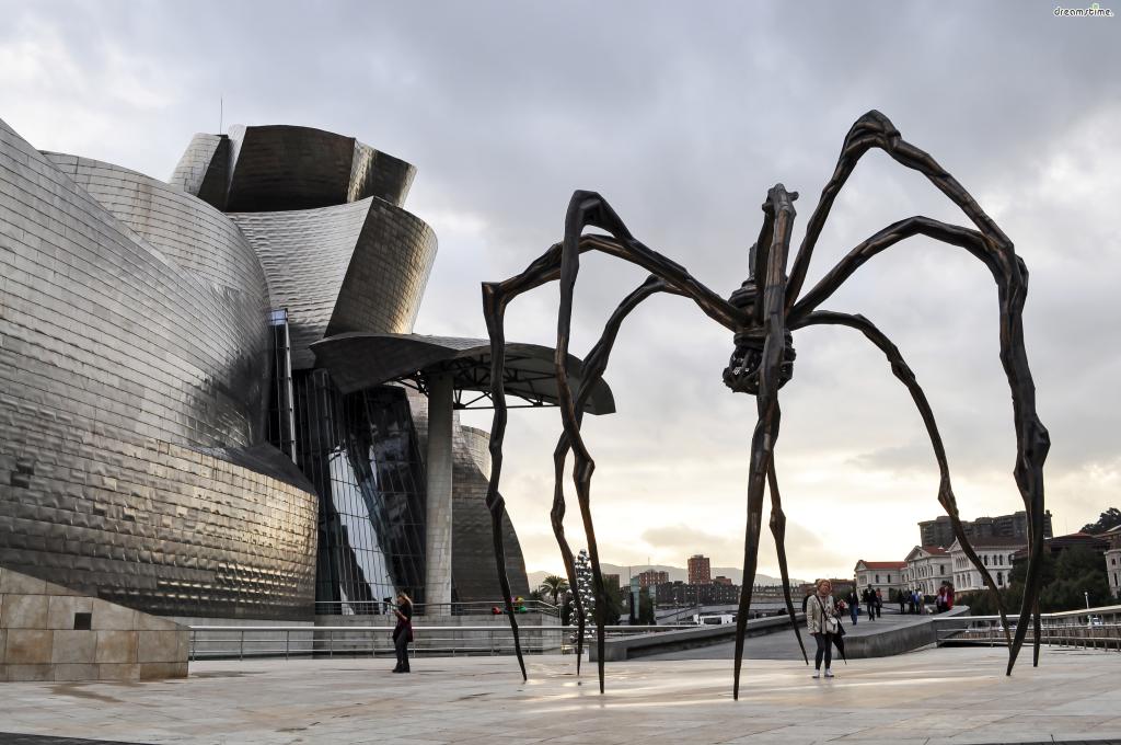 [3] 상징물

구겐하임 빌바오 미술관의 상징이 되는&nbsp;거대한 거미 조각상,

현대미술의 대모로 불리는 프랑스 태생의 미국 조각가

루이즈 부르주아의 《마망(Maman)》이다.
