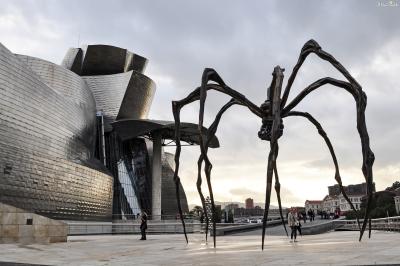 [3] 상징물

구겐하임 빌바오 미술관의 상징이 되는 거대한 거미 조각상,

현대미술의 대모로 불리는 프랑스 태생의 미국 조각가

루이즈 부르주아의 《마망(Maman)》이다.
