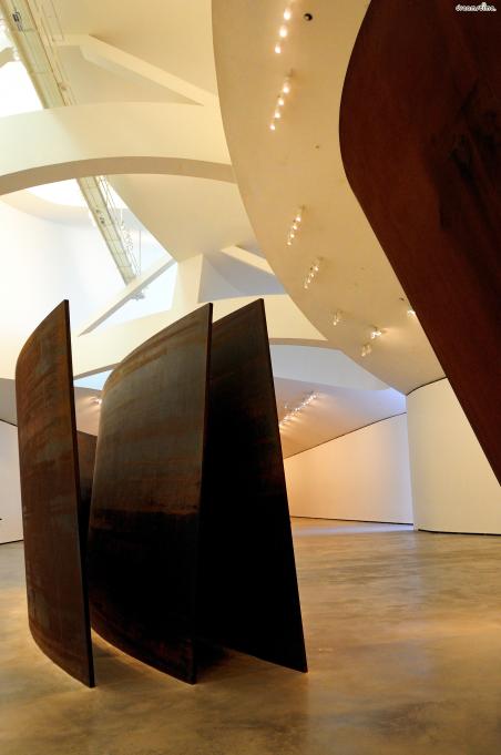 약 46m(150피트)의 길이를 자랑하는 거대한 철제 작품으로,

&#39;미니멀리즘 조각가&#39;라 불리는 리처드 세라는

철을 물결과 같은 형상으로 만들어내는 것으로 유명하다.
