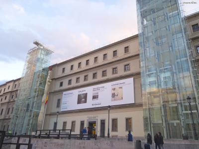 [7] 미술관 구성

레이나 소피아는 총 4개의 건물로 구성되어 있다.

통유리 엘리베이터가 있는 사바티니(Sabatini) 관이 본관,

장 누벨이 건축한 누벨(Nouvelle) 관이 별관,

인근 레티로 공원 안에 2개의 분관이 위치하고 있다.
