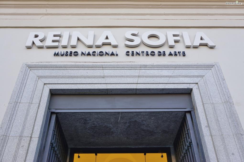 [2] 간단한 역사

지난 2014년까지 스페인의 국왕이었던 후안 카를로스 1세의 아내

소피아 왕비에게 헌정된 미술관이다. (Reina는 스페인어로 &#39;왕비&#39;를&nbsp;뜻함)

정식 명칭은 &#39;레이나 소피아 국립미술센터&#39;로, 흔히 줄여서 &#39;레이나 소피아&#39;라고 부른다.
