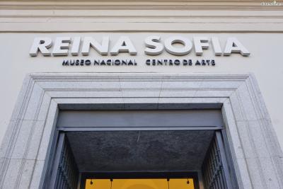 [2] 간단한 역사

지난 2014년까지 스페인의 국왕이었던 후안 카를로스 1세의 아내

소피아 왕비에게 헌정된 미술관이다. (Reina는 스페인어로 '왕비'를 뜻함)

정식 명칭은 '레이나 소피아 국립미술센터'로, 흔히 줄여서 '레이나 소피아'라고 부른다.
