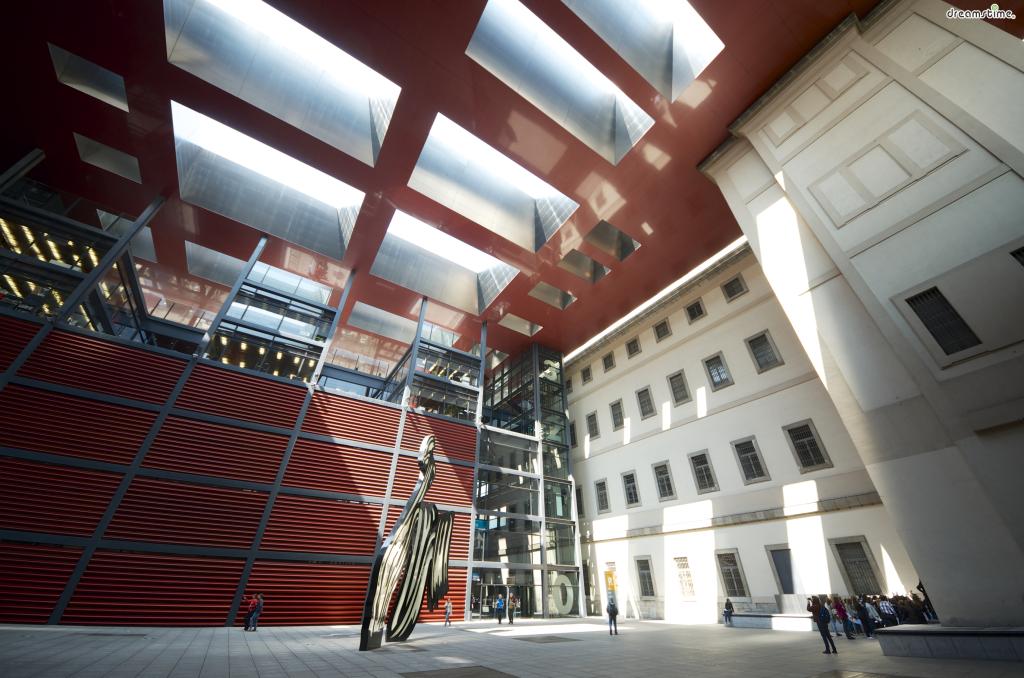 그리고 2005년 10월, 건축계의 노벨상인 프리츠커상 수상자인

프랑스 건축가 장 누벨(Jean Nouvelle)에 의해 레이나 소피아의 신관이 지어진다.

그는 레이나 소피아와 이웃해있던 세 건물을 개조해 삼각형을 이루는

붉은색의 세련된 미술관으로 만들어냈다.
