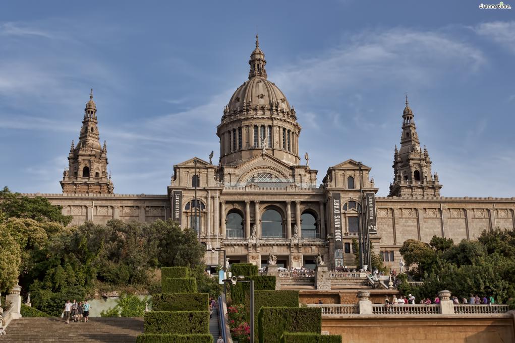 [1] 수식어

스페인 제2의 도시 바르셀로나의 대표 미술관,

피카소가 &#39;유럽 미술의 근원을 알기 위해&nbsp;반드시 와 보아야 할 곳&#39;이라 극찬한 미술관,

전 세계 최고 수준의 로마네스크 미술 컬렉션을 보유한 미술관,

바로 스페인 국립 카탈루냐 미술관이다.

