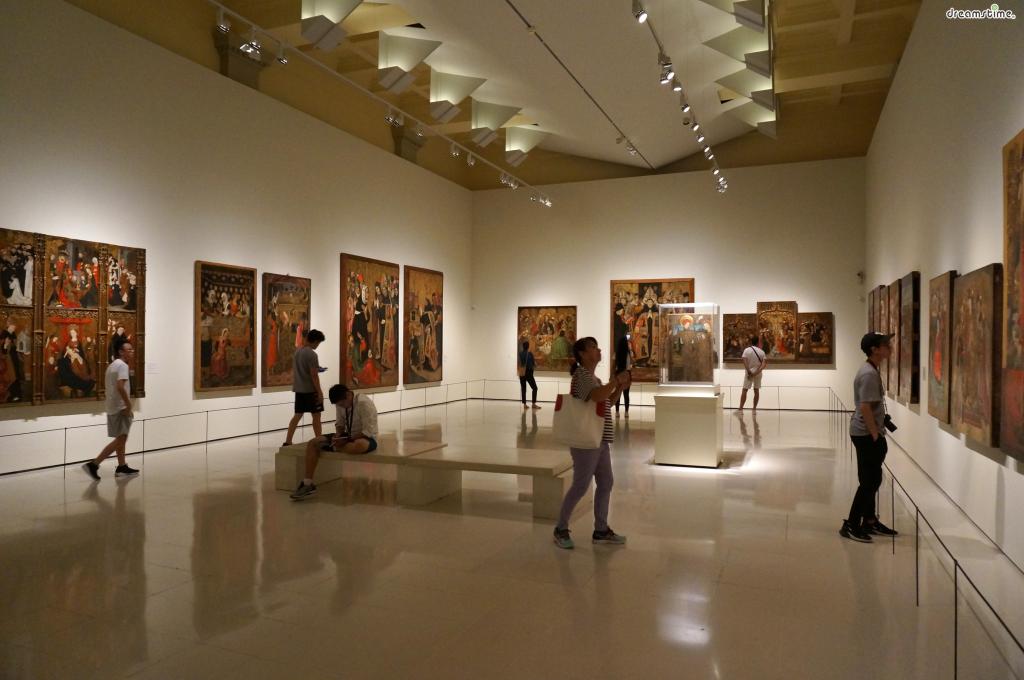[7] 미술관 구성

미술관은 0층과 1층, 두 층으로 구성되어 있다.

0층은 카탈루냐 지방의 로마네스크 작품부터 바로크 미술까지 고전 미술 위주이며

1층에는 가구 디자인, 포스터 등&nbsp;모더니즘 미술들을 위주로 전시하고 있다.

