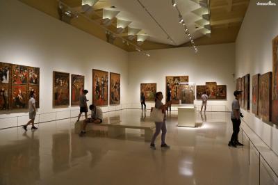 [7] 미술관 구성

미술관은 0층과 1층, 두 층으로 구성되어 있다.

0층은 카탈루냐 지방의 로마네스크 작품부터 바로크 미술까지 고전 미술 위주이며

1층에는 가구 디자인, 포스터 등 모더니즘 미술들을 위주로 전시하고 있다.
