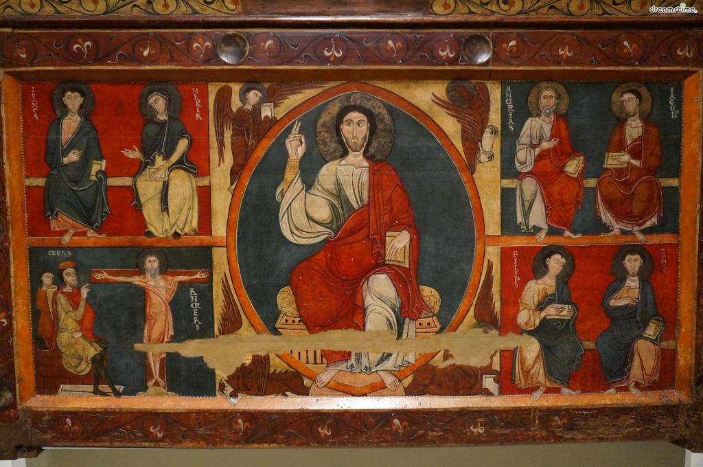 [8] 대표 소장품1

13세기 그려진 것으로 유추되는

작자 미상의 그림 《발타르가의 제단화(Altar frontal from Baltarga)》.

제단화란 교회의 제단을 장식하기 위해 그려진 그림인데,

금이나 은이 아닌 목판 위에 그림을 그려 장식한 것은

카탈루냐 지방 로마네스크 미술의 중요한 특징으로 알려져 있다.

세계 최고의 로마네스크 컬렉션을 자랑하는 만큼

카탈루냐 미술관의 여러 벽화와 프레스코화,&nbsp;제단화 작품들을 눈여겨보자.
