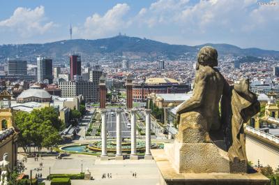 카탈루냐 미술관은 바르셀로나의 도시 전경이 한 눈에 들어오는

몬주익 언덕에 위치하고 있어 최고의 전망대 역할을 하고 있으며

연간 관람객이 82만 명이 넘을 정도로 많은 이들이 찾는 미술관이다.
