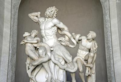 [10] 대표 소장품3

헬레니즘 미술의 걸작이자 그리스 신화를 바탕으로 만들어진 《라오콘》.

바티칸미술관의 시작을 상징하는 중요한 작품이다.

《라오콘》은 무려 기원전 150년-50년 경의 작품으로,

바다의 신 포세이돈이 보낸 뱀들에 의해 죽임을 당하는 중인

트로이의 사제 라오콘과 그의 두 아들을 생생하게 표현한 작품이다.
