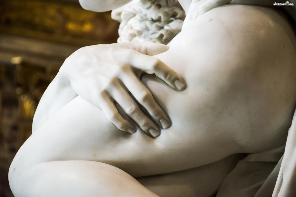 힘을 주어 꽉 움켜쥔 하데스의 손과 페르세포네의 허벅지의 질감이

대리석으로 만들었다는 것이 놀라울 정도로 생생하게 표현되어 있다.

