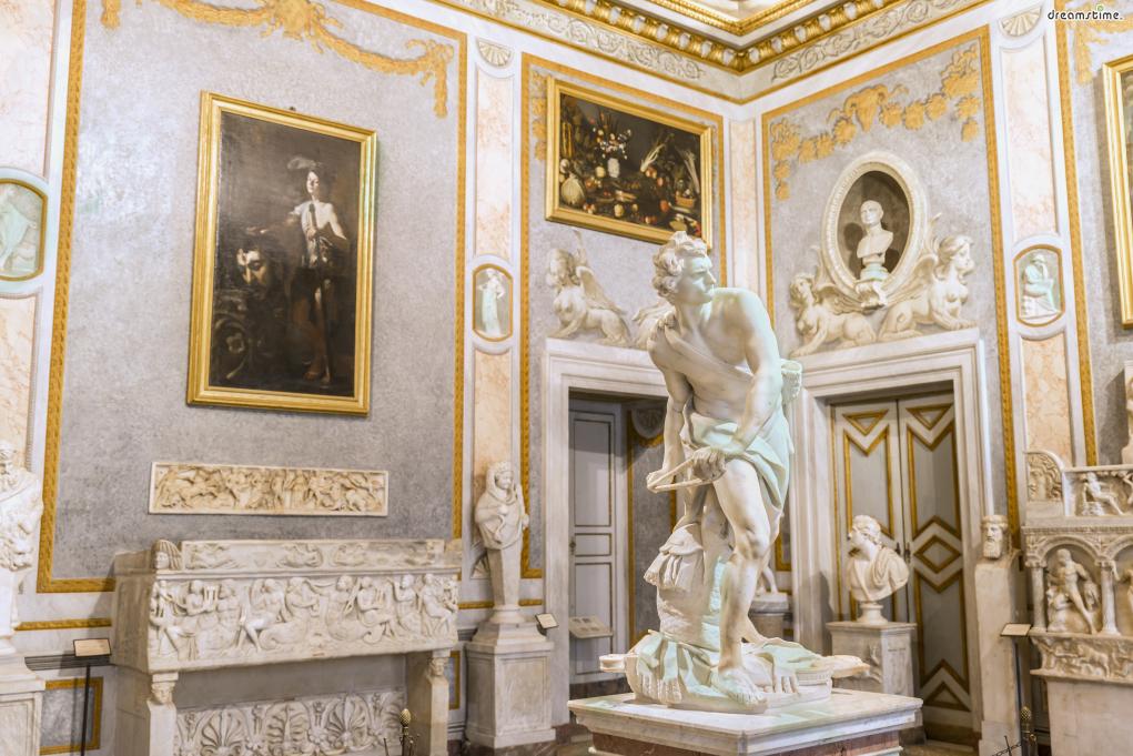 [7] 미술관 구성

보르게세 미술관은 총 2층으로,

1층은 조각 작품들이 주로 전시되어 있는 20여 개의 살롱이 있으며,

2층에는 르네상스 회화 미술을 감상할 수 있는 갤러리가 자리하고 있다.

