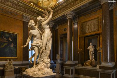 [8] 대표 소장품1

이탈리아의 천재 조각가 베르니니의 대표작으로 꼽히는 《아폴론과 다프네》.

높이 234m의 대리석 조각 작품으로

도망가는 다프네를 붙잡는 아폴론과

나무로 변하는 다프네가 생생하게 묘사되어 있다.
