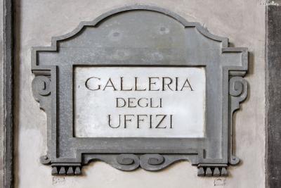 [3] 간단한 역사

처음부터 이곳이 미술관은 아니었다.

우피치(Uffizi)란 이탈리아어로 '사무실'을 가리키는 말로,

초대 토스카나 대공이 된 메디치가의 코시모 1세가 1584년 설립했으며,

토스카나대공국의 여러 행정기관들을 모아놓은 종합청사 개념의 건물로 기획되었다.
