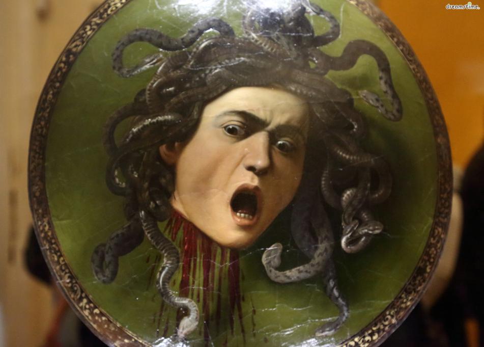 [10] 대표 소장품3

1598년 나무 방패로 제작된 카라바조의 《메두사의 머리》 또한

우피치미술관에서 놓쳐서는 안될 명작 중 하나이다.

메디치가의 로마 대리인이었던 프란체스코 마리아 델 몬테 추기경이 주문한 작품으로,

이 메두사의 얼굴은 카라바조 본인의 얼굴로 알려져 있는데

삶과&nbsp;죽음이 교차하는 그 찰나의 순간을&nbsp;생생하고 독특하게 표현해냈다.
