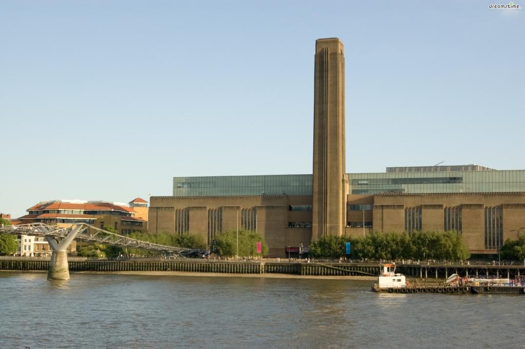 [2] 간단한 역사

테이트 모던의 건물은 본래 &#39;뱅크사이드(Bankside)&#39;라는 이름을 가진 화력발전소였다.

영국의 빨간 공중전화부스를 디자인한 길버트 스코트에 의해 지어졌으며

산업혁명 때부터 런던에 전력을 공급해온 유서깊은 발전소였다.

이곳은&nbsp;1981년 발전소가 문을 닫은 이래로 쭉 버려진 채 방치되어 있었는데,

1990년 영국 정부가 &#39;밀레니엄 프로젝트&#39;를 진행하면서 새로운 국면을 맞이하게 된다.
