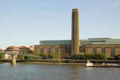 [2] 간단한 역사

테이트 모던의 건물은 본래 '뱅크사이드(Bankside)'라는 이름을 가진 화력발전소였다.

영국의 빨간 공중전화부스를 디자인한 길버트 스코트에 의해 지어졌으며

산업혁명 때부터 런던에 전력을 공급해온 유서깊은 발전소였다.

이곳은 1981년 발전소가 문을 닫은 이래로 쭉 버려진 채 방치되어 있었는데,

1990년 영국 정부가 '밀레니엄 프로젝트'를 진행하면서 새로운 국면을 맞이하게 된다.
