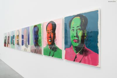 이 《마오 연작》 중 한 점의 그림은 홍콩 경매에서 141억 원에 팔려

아시아 지역 경매에서 서양미술작품 최고가로 팔린 작품이 되었다.

또한 중국에서 앤디 워홀의 전시가 열렸을 때, 중국인들이 생각하는

마오쩌둥의 이미지와 거리가 있다는 이유로 《마오 연작》의 전시가 금지되기도 했다.
