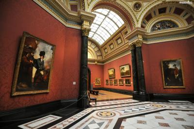 1824년 영국 하원은 앵거스타인이 남긴 작품들의 높은 가치를 알아보고 이를 모두 사들였는데,

마땅한 전시 공간이 없어 그의 저택에 작품들을 그대로 방치하고 있었다.

런던 언론들은 이러한 상황을 당시 영국의 숙적이었던 프랑스와 비교하며 일제히 조롱했다.

영국에는 프랑스의 루브르와 같은 제대로 된 미술관이 없다고 말이다.

