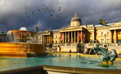 1831년 마침내 영국 의회가 국립 미술관 건물을 짓기로 결정한다.

접근성이 좋고 역사적 의미도 있는 런던 트라팔가 광장이 부지로 낙점되었다.

1838년, 건축가 윌리엄 윌킨스는 '영국 최초의 국립 미술관'이라는

타이틀에 걸맞는 웅장한 고전주의 양식으로 내셔널 갤러리 건물을 완성한다.
