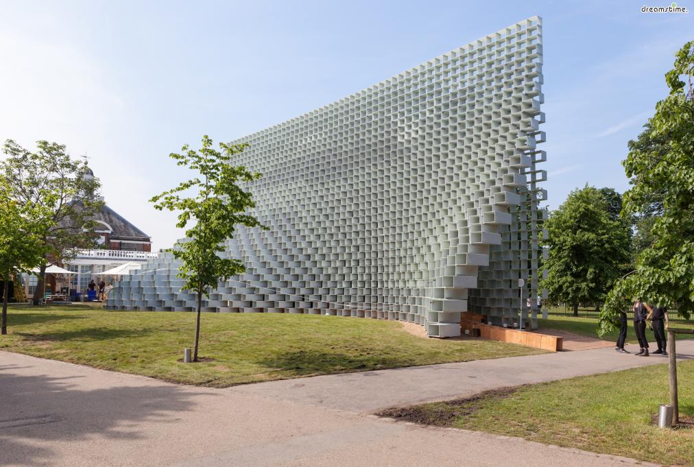 [8] 역대&nbsp;파빌리온 프로젝트1

2016년 파빌리온 프로젝트는 구글 신사옥을 건설한

덴마크 건축회사 BIG(Bjarke Ingels Group)이 도맡았다.

관 형태의 유리블록이 두 갈래로 요동치며 갈라지는 형상을 하고 있으며,

내부에 들어가면 수많은 유리블록에서 반사되는 빛과 그림자로

독특한 공간감이 연출되는 것이 특징이다.
