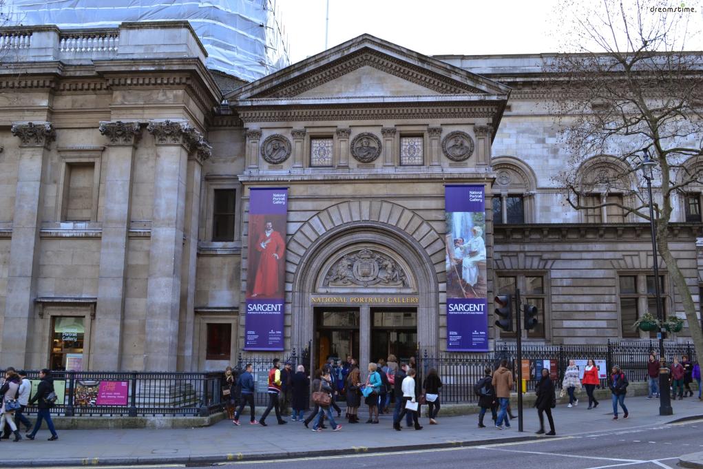[1] 수식어

세계 최초의 초상화 전문 미술관,

튜더 왕조부터 현대의 영국 저명 인사들까지 만나볼 수 있는 미술관,

미술을 잘 몰라도 누구나 쉽고 즐겁게 즐길 수 있는 미술관,

바로 영국 런던에 위치한 국립초상화미술관이다.
