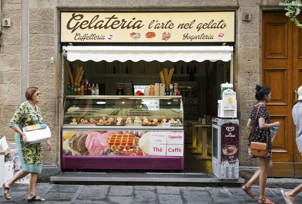 이탈리아 어느 곳을 가도 젤라토를 파는 가게들을 쉽게 찾을 수 있다.
이런 가게들을 가리켜 젤라테리아(gelateria)라고 부르며
로마 시내에만 수백여 곳의 젤라테리아가 있다.