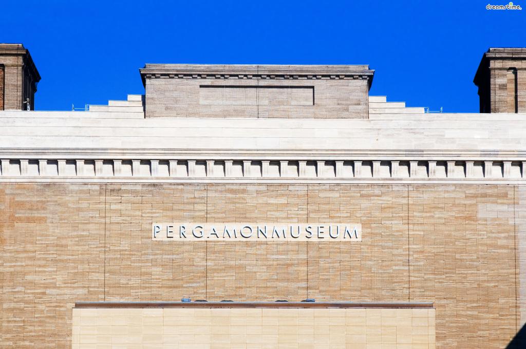 [3] 간단한 역사

페르가몬 미술관은 1930년, 박물관섬에서 가장 마지막으로 설립되었다.

페르가몬은 아테네, 알렉산드리아와 함께 고대 소아시아에서 손꼽히던 왕국의 이름으로,

오늘날에는 터키 이즈미르 주의 &#39;베르가마(Bergama)&#39;라는 이름의 소도시로 남아있다.
