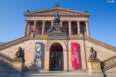 [1] 수식어

독일 미술의 정수를 맛 볼 수 있는 미술관,

우리에게 친근한 19-20세기 유럽 인상주의 작품들을 소장한 미술관,

박물관섬의 미술관들 중에서 관람객들에게 가장 친숙하게 다가오는 미술관,

바로 베를린 구국립미술관이다.
